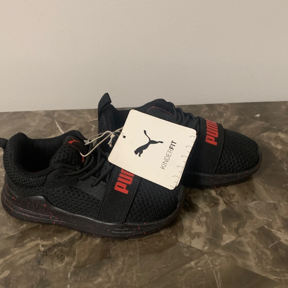 PUMA Todler Kinderfit Red and Black Sneakers Sz 8